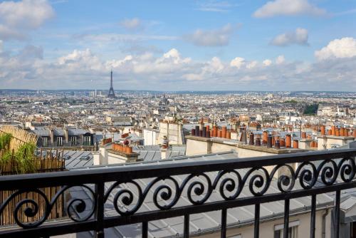 Habitación Triple Superior con balcón y vistas a la Torre Eiffel y al Sacre Coeur del hotel Timhotel Montmartre. Foto 7
