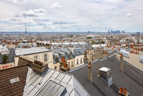 Habitación Triple Superior con balcón y vistas a la Torre Eiffel y al Sacre Coeur del hotel Timhotel Montmartre. Foto 8
