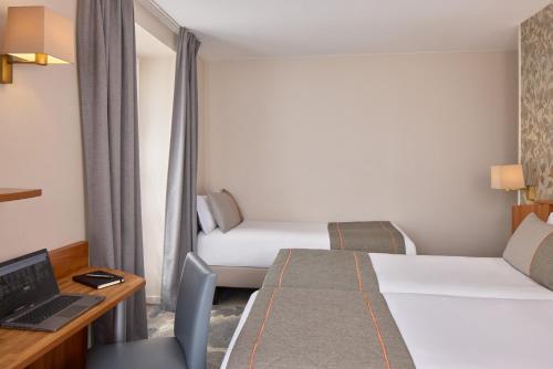 Habitación Triple Confort del hotel Timhotel Montmartre. Foto 1