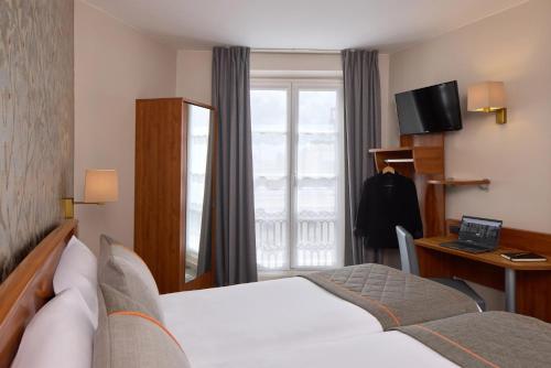 Habitación Triple Confort del hotel Timhotel Montmartre. Foto 2