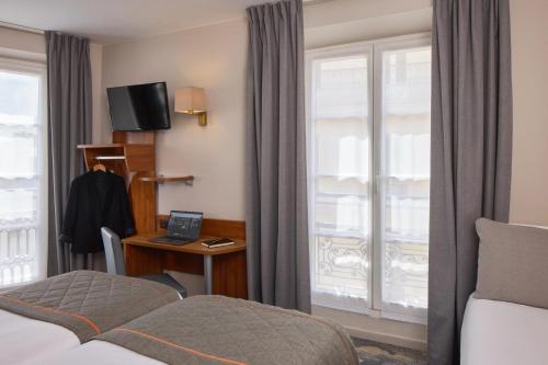Habitación Triple Confort del hotel Timhotel Montmartre. Foto 3