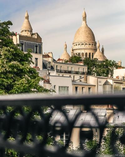 Habitación Triple Superior con vistas al Sacre Coeur del hotel Timhotel Montmartre