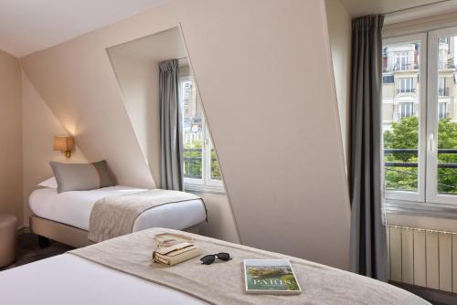 Habitación Triple Superior con vistas al Sacre Coeur del hotel Timhotel Montmartre. Foto 3