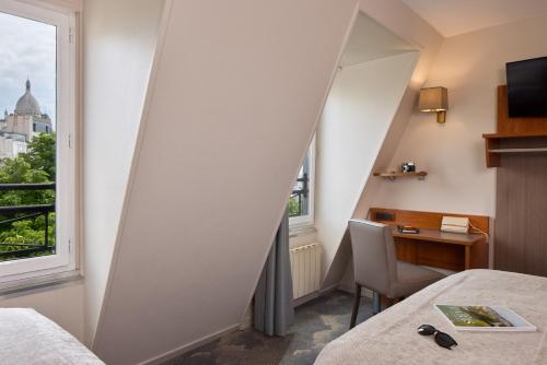 Habitación Triple Superior con vistas al Sacre Coeur del hotel Timhotel Montmartre. Foto 4