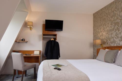 Habitación Triple Superior con vistas al Sacre Coeur del hotel Timhotel Montmartre. Foto 5