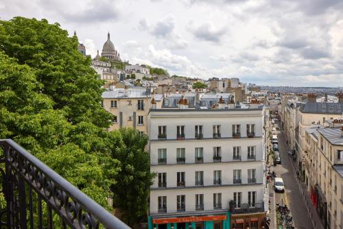 Habitación Triple Superior con vistas al Sacre Coeur del hotel Timhotel Montmartre. Foto 6