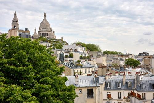 Habitación Triple Superior con vistas al Sacre Coeur del hotel Timhotel Montmartre. Foto 7