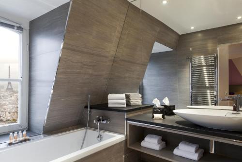 Suite con vistas a París del hotel Timhotel Montmartre. Foto 3