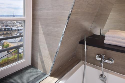 Suite con vistas a París del hotel Timhotel Montmartre. Foto 4