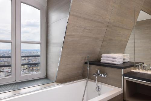 Suite con vistas a París del hotel Timhotel Montmartre. Foto 5