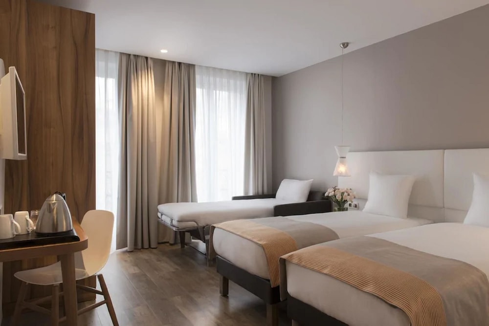 Habitación triple Premium (Avec Balcon) del hotel Magenta 38 By Happyculture. Foto 2