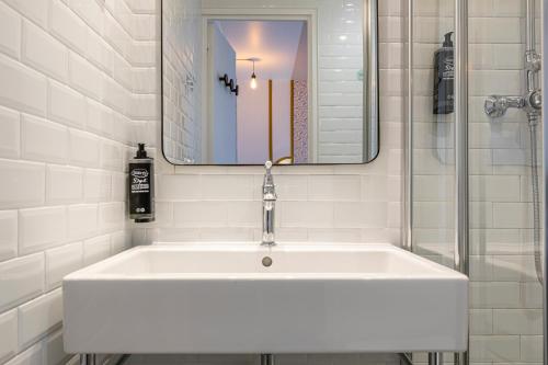 Habitación Doble Estándar - 2 camas del hotel Ibis Styles Paris Eiffel Cambronne. Foto 5