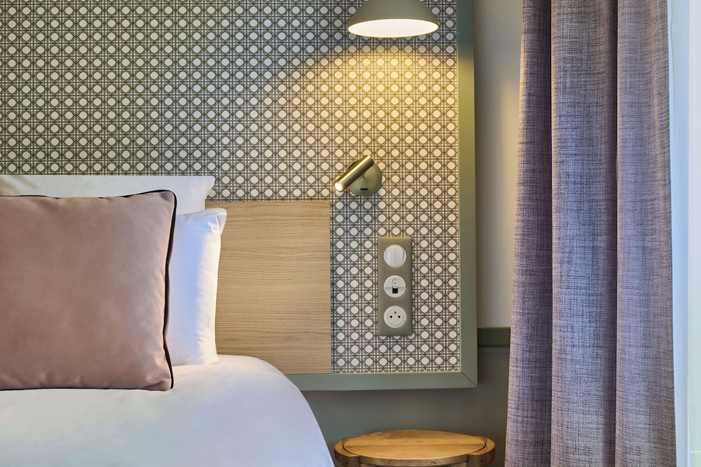 Habitación Triple Estándar del hotel Cervantes By Happyculture. Foto 3