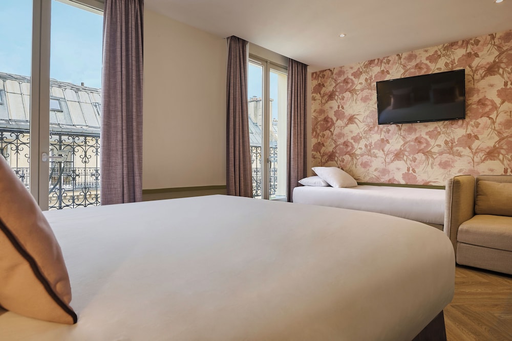 Habitación Triple Estándar del hotel Cervantes By Happyculture. Foto 4