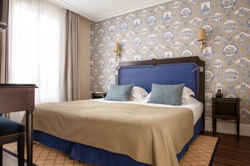 Habitación Doble Superior con balcón del hotel Serotel Lutèce. Foto 1