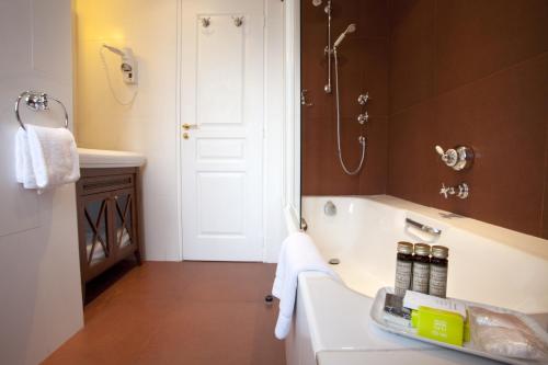 Habitación cuádruple del hotel Serotel Lutèce. Foto 4