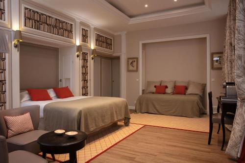 Habitación Familiar con vistas al jardín del hotel Serotel Lutèce. Foto 4