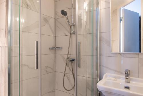 Habitación Doble adaptada para personas con discapacidad - Entrada exterior del hotel Aston. Foto 3