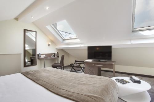 Suite Junior con cama grande del hotel Hotel Apolonia Paris Mouffetard, Sure Hotel Collection by BW. Foto 3