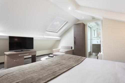 Suite Junior con cama grande del hotel Hotel Apolonia Paris Mouffetard, Sure Hotel Collection by BW. Foto 4