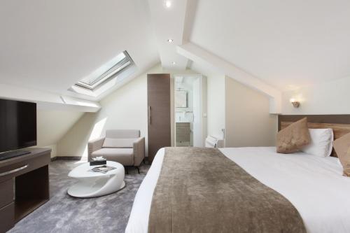 Suite Junior con cama grande del hotel Hotel Apolonia Paris Mouffetard, Sure Hotel Collection by BW. Foto 6