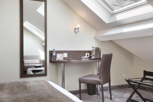 Suite Junior con cama grande del hotel Hotel Apolonia Paris Mouffetard, Sure Hotel Collection by BW. Foto 7