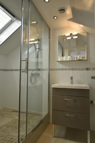 Suite Junior con cama grande del hotel Hotel Apolonia Paris Mouffetard, Sure Hotel Collection by BW. Foto 10
