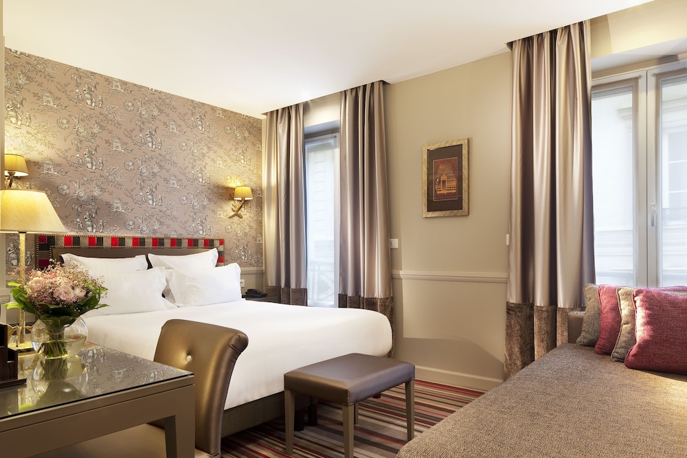 Habitación triple del hotel Des Comédies