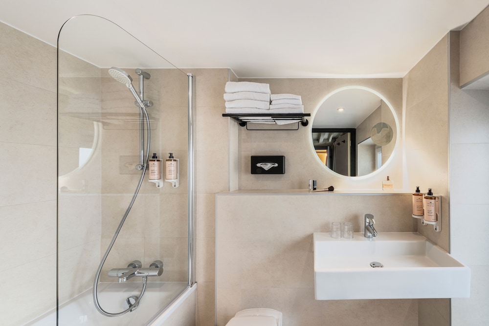 Privilege, Habitación Premium, 1 cama doble con sofá cama del hotel Mercure Paris Opera Grands Boulevards. Foto 8