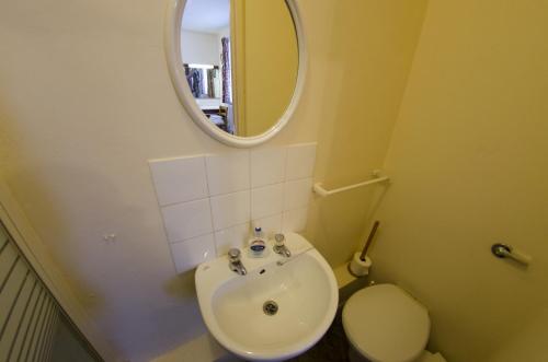 Habitación Doble Estándar - 2 camas del hotel Oakwood Bed And Breakfast Heathrow. Foto 1