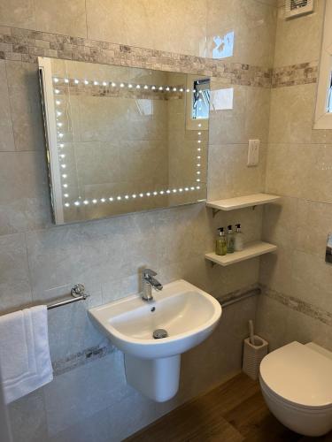 Habitación Doble Deluxe del hotel Oakwood Bed And Breakfast Heathrow. Foto 5