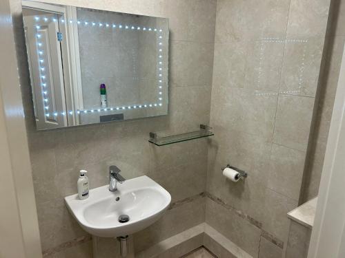 Habitación Individual con baño del hotel Oakwood Bed And Breakfast Heathrow. Foto 3