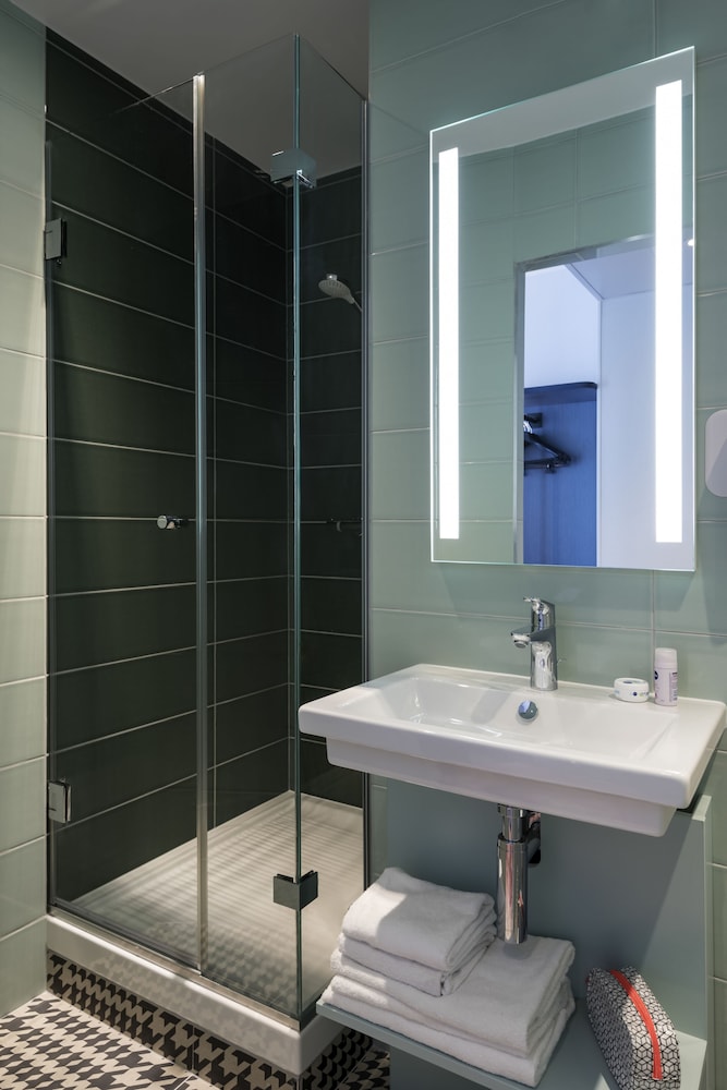 Habitación estándar, 1 cama doble del hotel Ibis Styles Paris Gare Saint Lazare. Foto 8