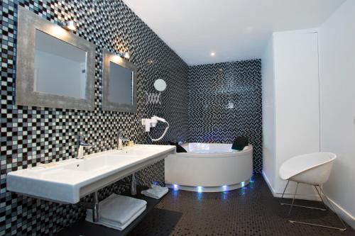 Suite Deluxe con bañera de hidromasaje del hotel Villa Boheme