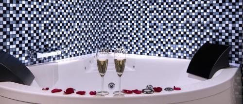 Suite Deluxe con bañera de hidromasaje del hotel Villa Boheme. Foto 6