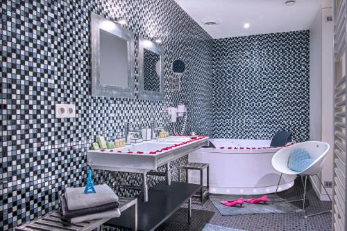 Suite Deluxe con bañera de hidromasaje del hotel Villa Boheme. Foto 10