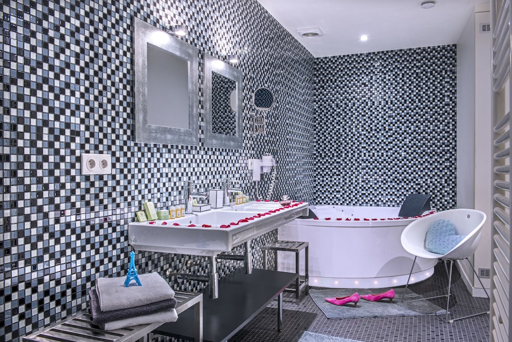 Suite Deluxe, bañera de hidromasaje del hotel Villa Boheme. Foto 8