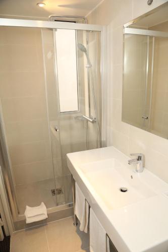 Habitación Doble Estándar del hotel Monceau Wagram. Foto 4