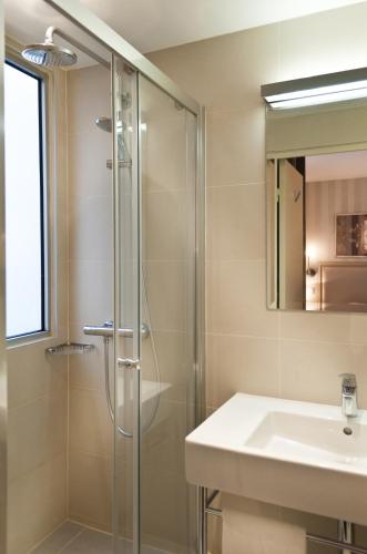 Habitación Twin Superior del hotel Monceau Wagram. Foto 1