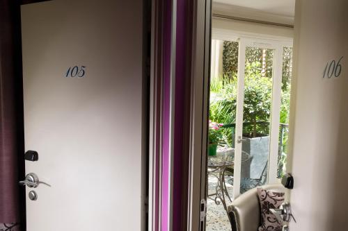 Habitación Doble Deluxe con terraza del hotel Monceau Wagram. Foto 3