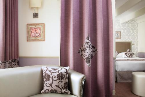 Habitación Doble Deluxe con terraza del hotel Monceau Wagram. Foto 4