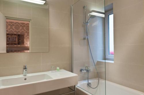 Habitación Doble Deluxe con terraza del hotel Monceau Wagram. Foto 7