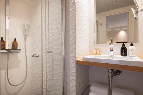Habitación Doble Clásica del hotel Chavanel Paris. Foto 2