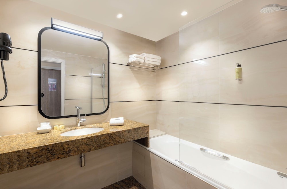 Habitación triple del hotel Elysees Union. Foto 7