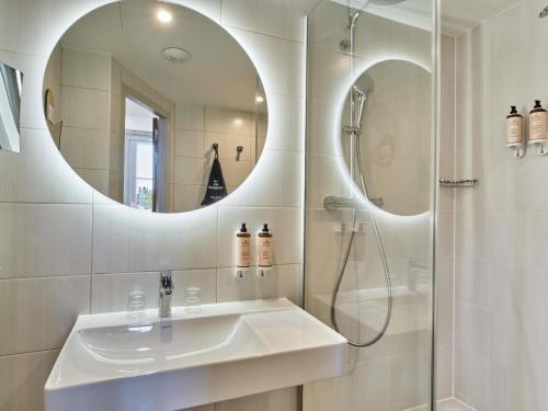 Habitación Doble Privilege del hotel Mercure Paris Notre Dame Saint Germain Des Prés. Foto 9