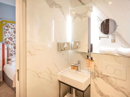 Habitación Doble Privilege - 2 camas del hotel Mercure Paris Notre Dame Saint Germain Des Prés. Foto 3