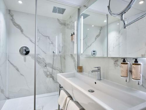 Habitación Doble Privilege - 2 camas del hotel Mercure Paris Notre Dame Saint Germain Des Prés. Foto 5