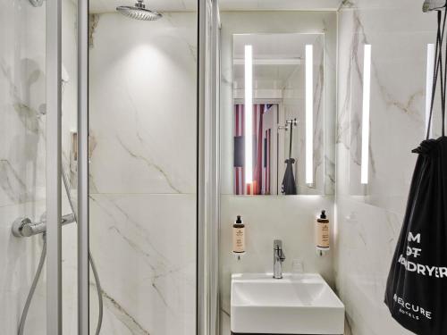 Habitación Individual Clásica del hotel Mercure Paris Notre Dame Saint Germain Des Prés. Foto 2