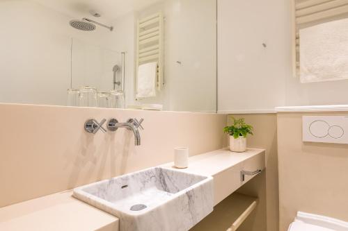 Habitación Doble Deluxe del hotel Le Friedland. Foto 4