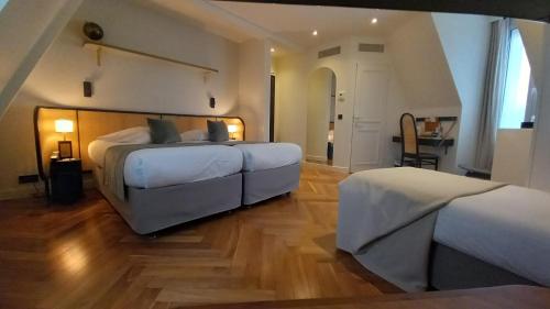 Habitación Triple Deluxe del hotel Le Friedland. Foto 16